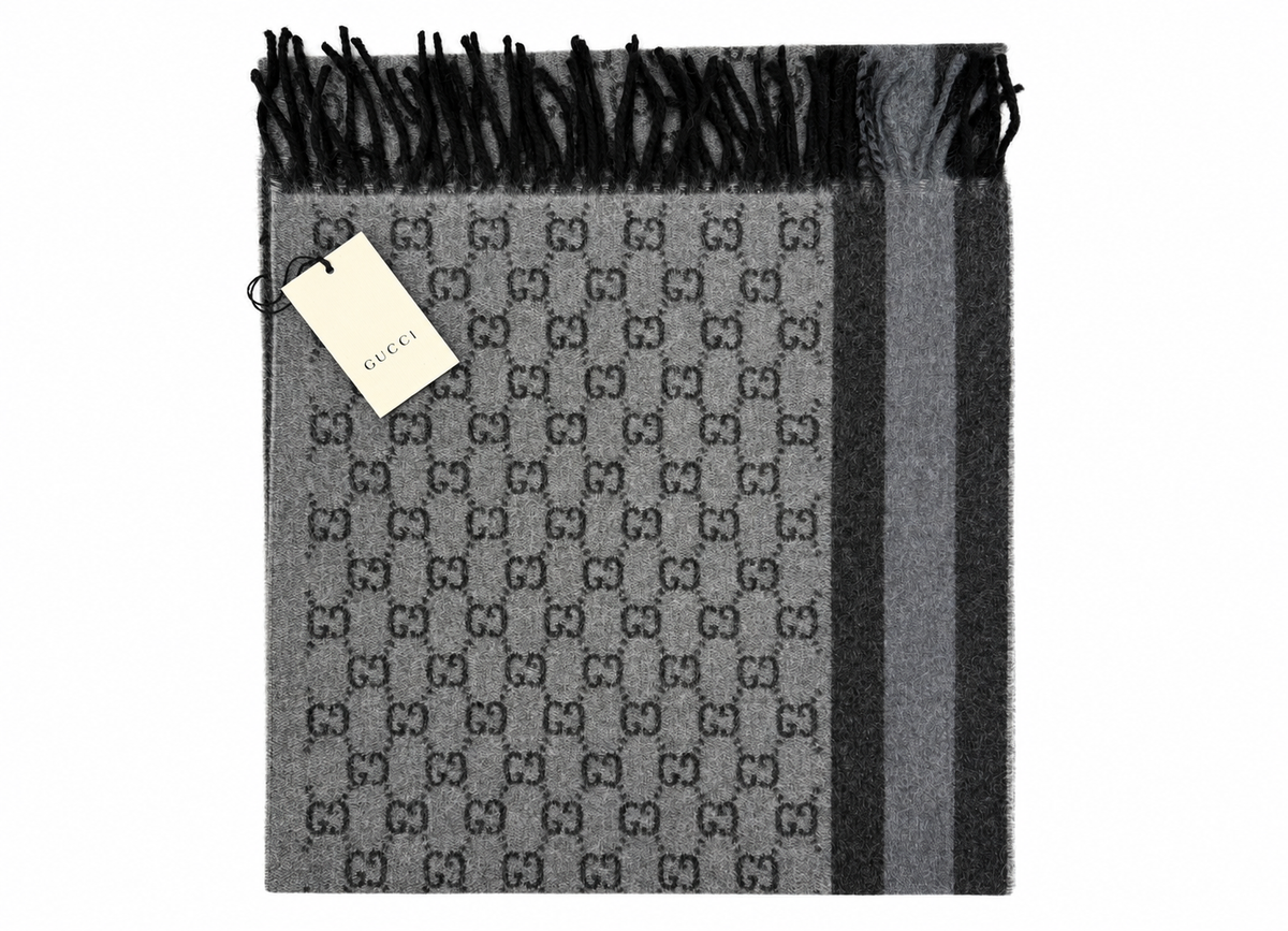 Sciarpa Gucci in lana grigia con monogramma e frange